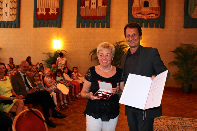 Stadtrat Christian Oxonitsch überreicht das silberne Ehrenzeichen der Stadt Wien an Hannelore Erdle