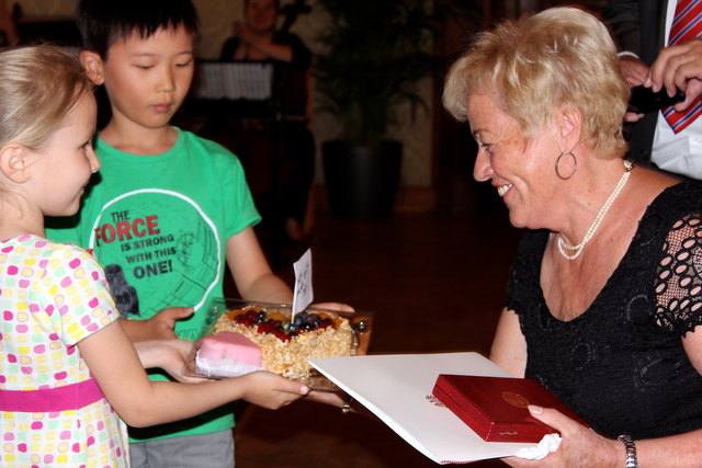 Die Kinder vom Kindergarten Campus Donaufeld haben für Hannelore Erde eine Torte gebacken.