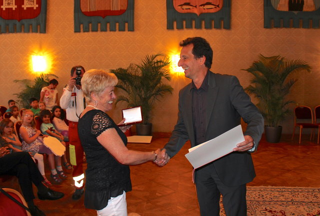 Stadtrat Christian Oxonitsch überreicht das silberne Ehrenzeichen der Stadt Wien an Hannelore Erdle