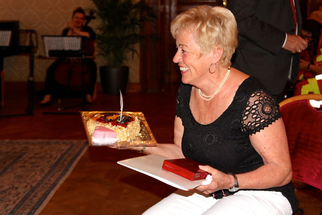 Die Kinder vom Kindergarten Campus Donaufeld haben für Hannelore Erde eine Torte gebacken.