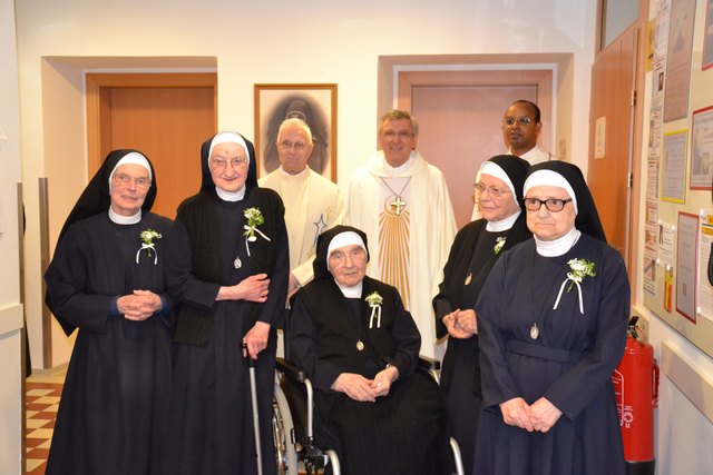 Sr. Mechthilde Moser, Sr. Rita Kandlbauer, Prälat Johannes Gamperl, Sr. Ottilia Pichler, Propst Gerhard Rechberger, Sr. Christina Koderhold, Pater Roger Rubakisibo und Sr. Sabine Kowatschich (v.l.n.r.)