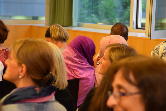 Frauen mit und ohne Kopftuch: "Keine ist mehr religiös als die andere, nur wegen einer Kopfbedeckung", meint die Autorin Carla Amina Baghajati