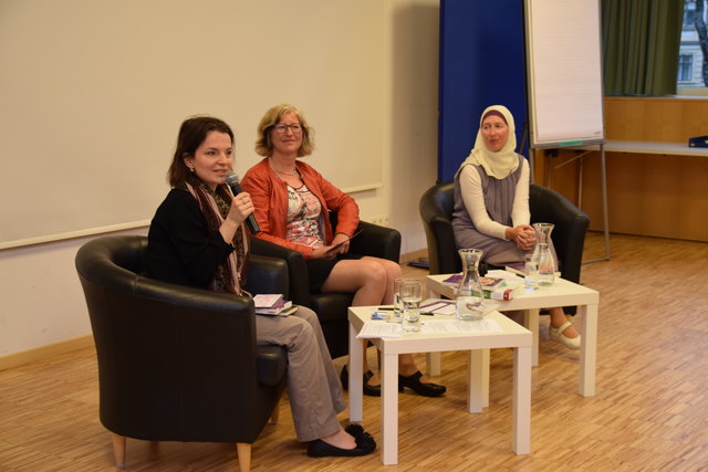 Elisabeth Reiter (Referentin für Interreligiösen Dialog – Haus der Begegnung), Brunhilde Steger (Lektorin für religiöse Themen des Tyrolia Verlages) und Carla Amina Bughajati (Autorin)