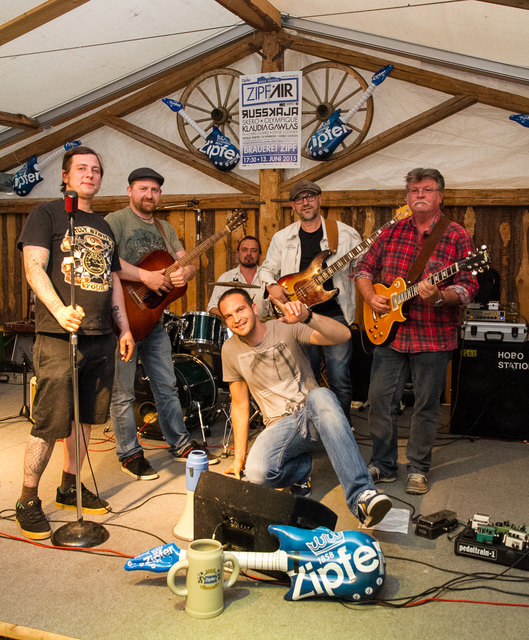 Die Band Hobo Station, die auch am 13. Juni beim ZipfAir rocken wird, mit Veranstalter Daniel Fammler (Mitte). | Foto: Brau Union/Alois Humer