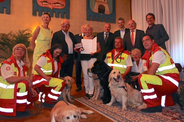 Die Besuchshundestaffel des Arbeiter Samariterbundes Favoriten mit ihren Vierbeinern gratulieren Hannelore Erde zum silbernen Ehrenzeichen