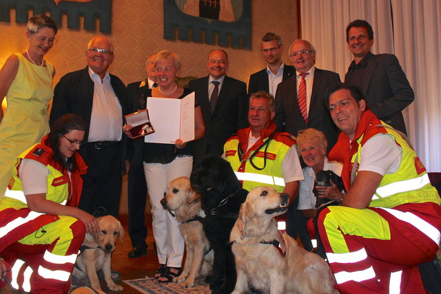 Die Besuchshundestaffel des Arbeiter Samariterbundes Favoriten mit ihren Vierbeinern gratulieren Hannelore Erde zum silbernen Ehrenzeichen