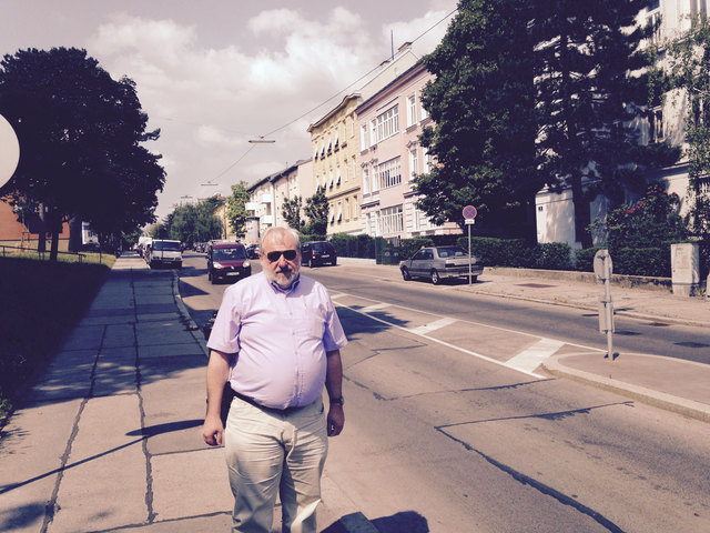 Wolfgang Veleta, Vorsitzender der Verkehrskommission, freut sich über die Aufhebung. | Foto: BV 17