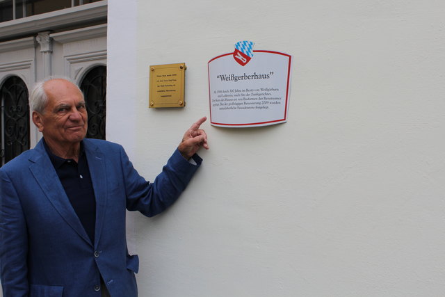 Der Obmann des Schärdinger Verschönerungsvereins Rudolf Leßky freut sich über Zuwachs bei den historischen Hausschildern.