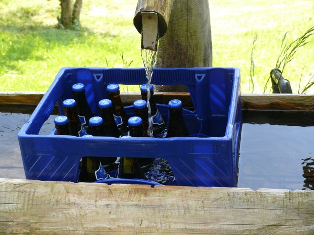 Die Geträke werden mit ca 6-8 Grad kaltem Brunnenwasser gekühlt.