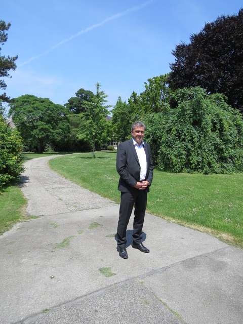 Rücksicht zwischen allen Parkbesuchern fordert Burghauptmann Reinhold Sahl auch im nun zugänglichen Englischen Garten.