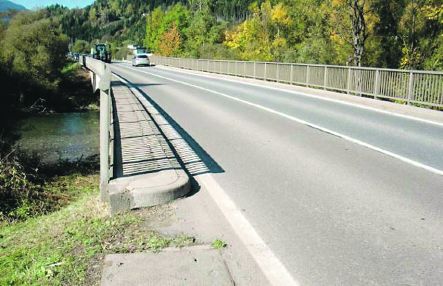 Die Brücke Lind wird aktuell saniert, der Verkehr mit Ampeln geregelt. Lange Staus sollen seit Dienstag passé sein. Foto: KK