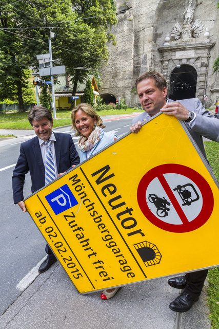 Vorstandssprecher Salzburg AG August Hirschbichler, Baustadträtin Barbara Unterkofler und Altstadt Verband-Obmann Andreas Gfrerer halten das Verbotsschild in Händen. Sie freuen sich, dass jetzt wieder Ruhe einkehrt.