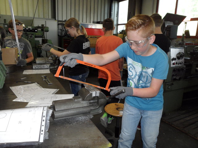 Die NMS-Schüler legten Hand an und konnten mit den Werkzeugen arbeiten. | Foto: ABV