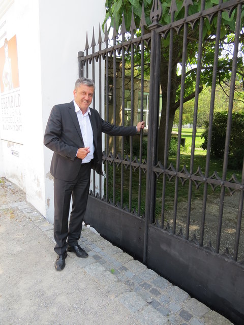 Burghauptmann Reinhold Sahl öffnet in den Sommermonaten den Englischen Garten und das Umlauft-Parterre für die Bevölkerung.