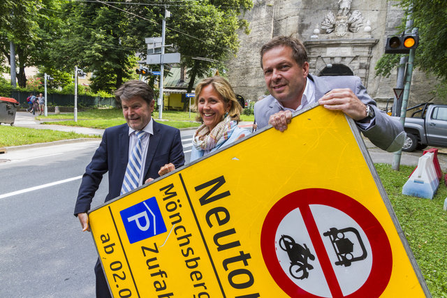 Vorstandssprecher Salzburg AG August Hirschbichler, Baustadträtin Barbara Unterkofler und Altstadt Verband-Obmann Andreas Gfrerer halten das Verbotsschild in Händen. Sie freuen sich, dass jetzt wieder Ruhe einkehrt.