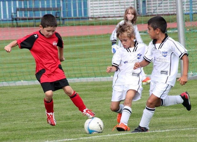 Mit viel Begeisterung kicken die kleinen Sportler auch am Ostbahn-XI-Platz. | Foto: R. Cieslar