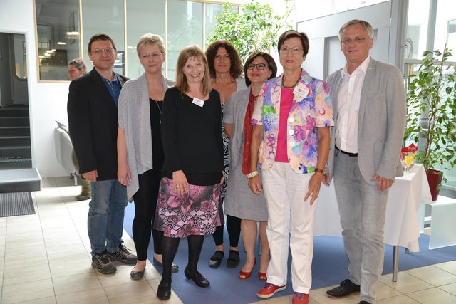 Bürgermeister Robert Altschach (re.) und ÖGB-Regionalsekretär Erich Macho flankieren das Kernteam der Frauenberatung.