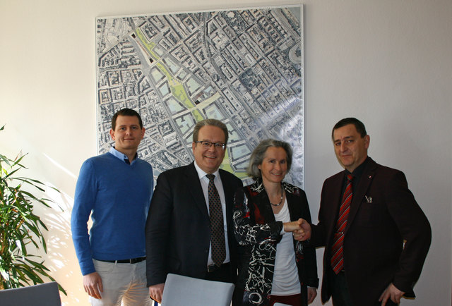 V.l.n.r.: Maximilian Hasenauer, Erwin Krammer, Heidemarie Zimmermann (alle Neos) und Bezirksvorsteher Hannes Derfler (SPÖ)