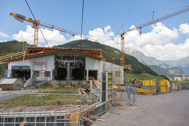 Bis zu 3.000 Einstellplätze für Ski und Snowboards sollen im Endausbau im neuen Seilbahncenter zur Verfügung stehen. | Foto: Polak Mediaservice