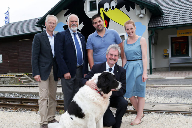 Bei der Eröffnungsfeier der Tierarztpraxis: NÖVOG Geschäftsführer Gerhard Stindl, Bürgermeister Kurt Wittmann, Tierarzt Wolfgang Schiessl, Tierärztin Janina Rau, Verkehrslandesrat Karl Wilfing und Hund Panda . (© NÖVOG / Luger)