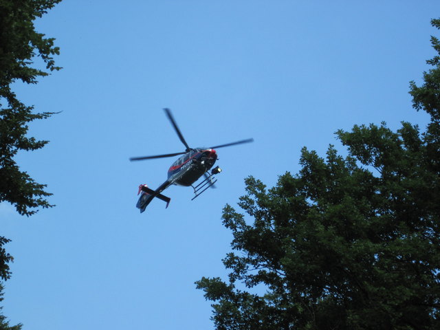Mit Hubschrauber, Diensthunden und Streifenwägen suchte die Polizei in Pressbaum nach einem flüchtigen vermeintlichen Einbrecher. | Foto: privat