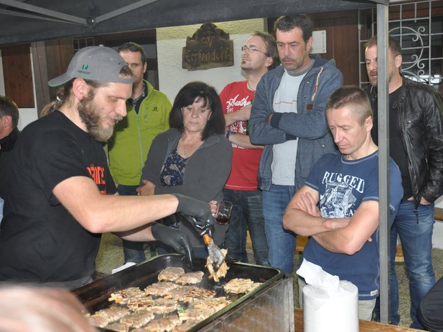 Von den Natural Born Grillers wurden die Kursteilnehmer (darunter auch viele Frauen) beim Sportheim in Erpfendorf mit vielen Tipps und Grillköstlichkeiten versorgt