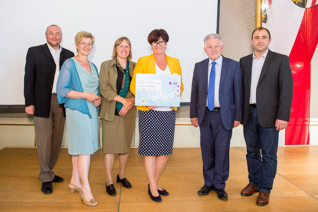 Mag. Markus Peböck, Dir. Andrea Wesenauer, Dr. Gertrude Jindrich, LH Dr. Josef Pühringer, Obmann Albert Maringer und eine Vertreterin des Gym. Schlierbach | Foto: Peter Christian Mayr