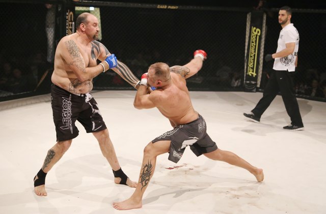 Hans Lackner in MMA-Action. Der Bärnbacher matcht sich am Samstag mit einem starken Ungarn. | Foto: KK
