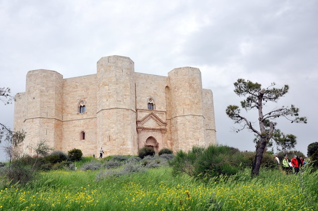 Das Castel del Monte (ursprünglich castrum Sancta Maria de Monte) ist ein Bauwerk aus der Zeit des Stauferkaisers Friedrich II. in Apulien im Südosten Italiens. Das Schloss wurde von 1240 bis um 1250 errichtet, wahrscheinlich aber nie ganz vollendet. Insbesondere der Innenausbau ist anscheinend nicht beendet worden. Von dem an dieser Stelle zuvor bestehenden Kloster St. Maria de Monte ist kein baulicher Rest erhalten, seine Form ist unbekannt.