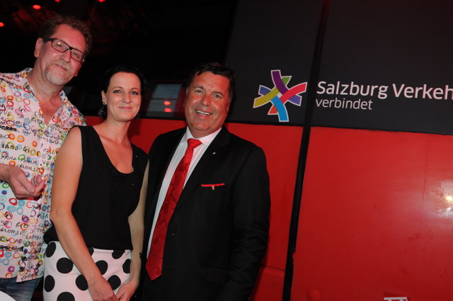 Jörg Eberhard (die fliegenden Fische Werbeagentur), SVV-Geschäftsführerin Allegra Frommer mit LR Hans Mayr vor dem neuen Logo des Salzburger Verkehrsverbundes