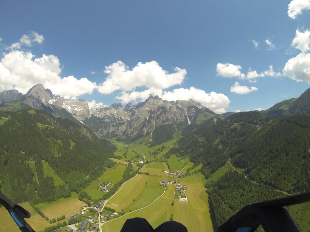 Unter dem Motto "Nur Fliegen ist schöner" bei einem Tandem-Gleitschirmflug Werfenweng aus der Vogelperspektive erleben. | Foto: FlyTandem.at