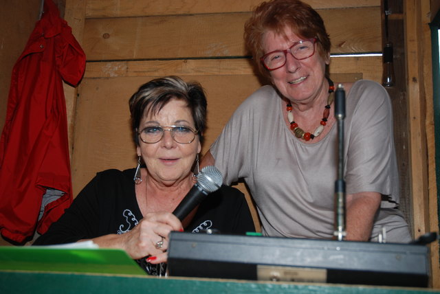 Für Textnotfälle hatten die Souffleusen Brigitta Türkel und Henriette Pettirsch eine Funkverbindung zu den Schauspielern.