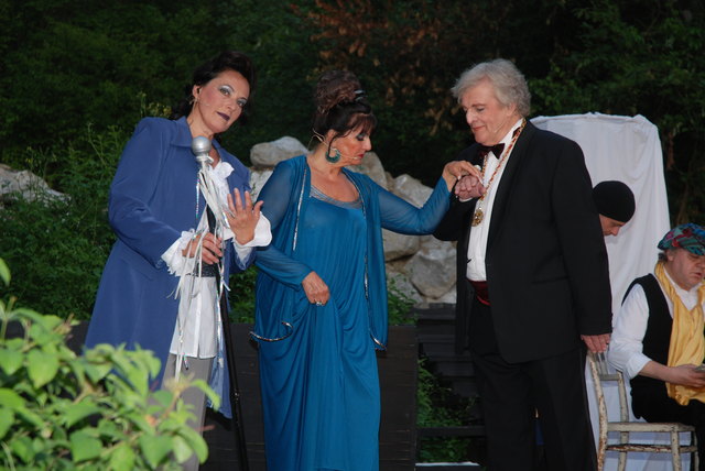 Ingrid Schlögl, Christa Bergler und Ernst Pirker in den Rollen als Philostrat, Hippolyta und Theseus.