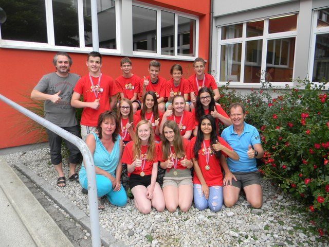 Die vergoldeten Schüler mit Schulleiter Harald Reibenegger (li. hinten) und dem Trainerduo Margot Dolzer und Paul Schlader. | Foto: Privat