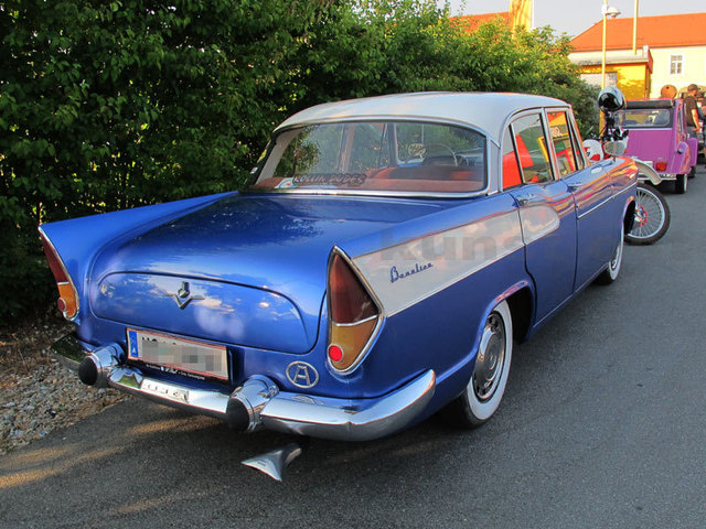 Heckflossen, Zweifarblackierung, viel Chrom und breite Panoramascheiben. Der Simca Vedette Beaulieu hat amerikanischen Stil auf europäisches Maß gebracht.