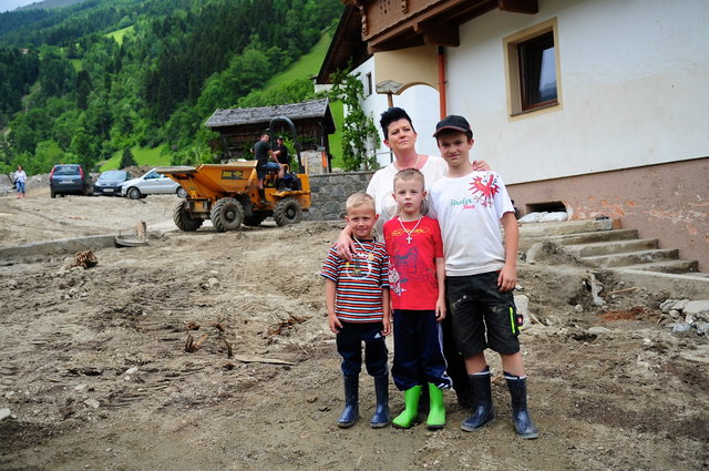 Hoffnungsträger:  Sigrid Jordan mit ihren Neffen Jakob, Oliver und Felix, die hier keine Resignation aufkommen lassen, sondern mit anpacken!