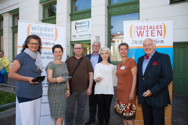 von links nach rechts.: „wieder wohnen“-Geschäftsführerin Monika Wintersberger-Montorio; Stadträtin für Gesundheit und Soziales in Wien Sonja Wehsely; Empfänger einer Brille; Obmann Stv. der Wiener Landesinnung der Gesundheitsberufe Augenoptiker und Optometristen Erwin Stella; Projektverantwortliche für den Bereich Ausbildung in der Wiener Landesinnung der Gesundheitsberufe Victoria Koller; JOSI-Teamleiterin Eleonore Kobermann; Obmann der Wiener Landesinnung der Gesundheitsberufe KommR Anton Koller