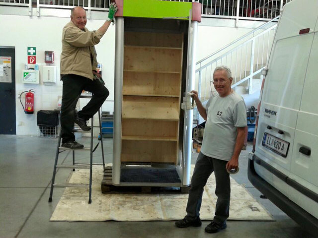 Max Pieringer und Josef Hofko vom Verein l(i)ebenswertes Pasching haben in Zusammenarbeit mit dem Bauhof Pasching aus einer Telefonzelle eine Bücherzelle geschaffen. | Foto: Gemeinde