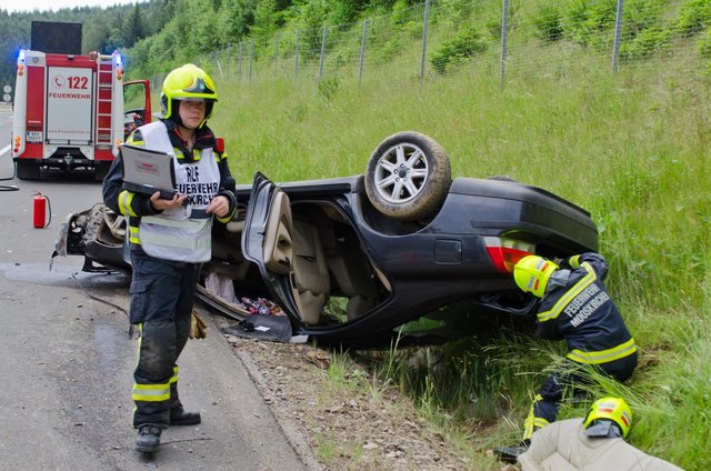 Aus diesem Wrack konnte der Lenker unverletzt herausklettern, die Feuerwehr barg das Fahrzeug. | Foto: FF Mooskirchen