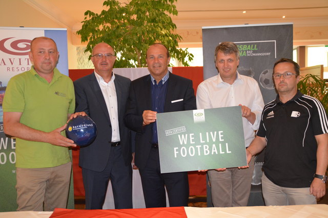 "We live Football": Manfred Bürger (SC Bad Tatzmannsdorf), Bgm. Ernst Karner, AVITA-Geschäftsführer Peter Prisching, Franz Grandits (SV Oberwart), Gert Artwohl (SK Unterschützen)