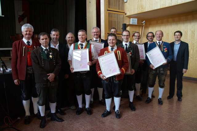 Alle teilnehmenden Kapellmeister mit den Urkunden und Medaillen | Foto: Mair