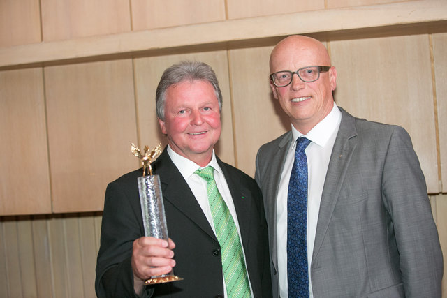Geschäftsführer Ewald Pöschko und Vorstand Michael Raffaseder bei der Preisverleihung. | Foto: chrisholzinger.at