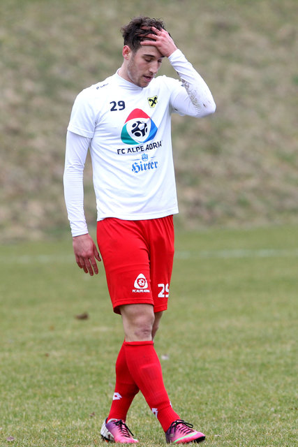 Mit hängenden Köpfen treten die Kicker des FC Alpe Adria den Gang in die Unterliga an | Foto: Kuess