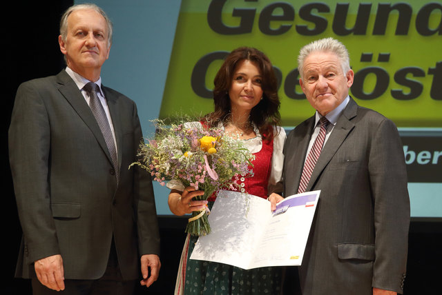 Birgit Kaser, Leiterin des Stammtisches Meggenhofen, mit Heinrich Gmeiner (li.) und Josef Pühringer. | Foto: Land OÖ/Kauder