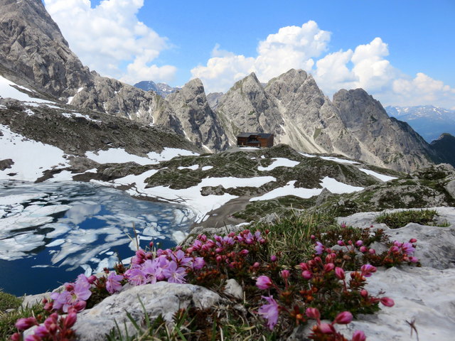 Am 6.6.2015 auf der Karlsbader Hütte 2261m am eisigen Laserzsee hoch über Tristach bei Lienz