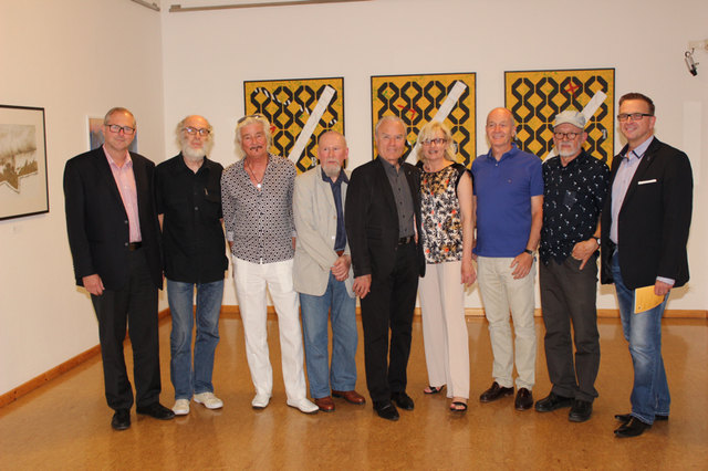 Die fünf Künstler mit Walter Titz, Gabi Gschiel, Hans Bernsteiner und Bgm. Helmut Linhart | Foto: Cescutti