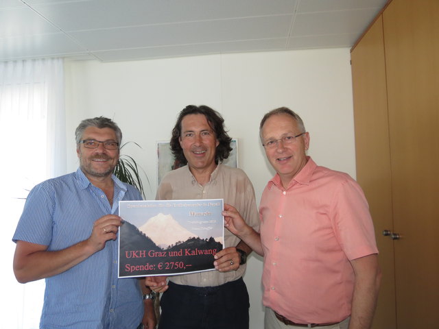 Spendenübergabe: Franz Schaffer (l.) und Gerald Schlemmer (r.) it Christian Hlade.