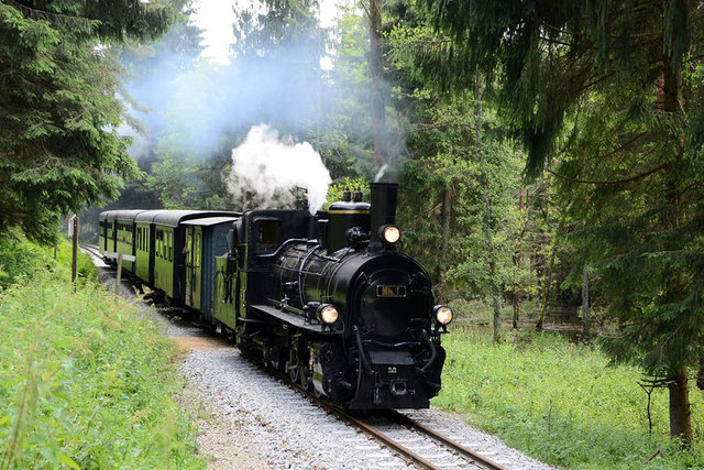 Mit Dampflokomotive und Wild-West-Flair zieht die Nostalgiegarnitur am 21. Juni durch den Nordwald. (© NÖVOG / Krippl)