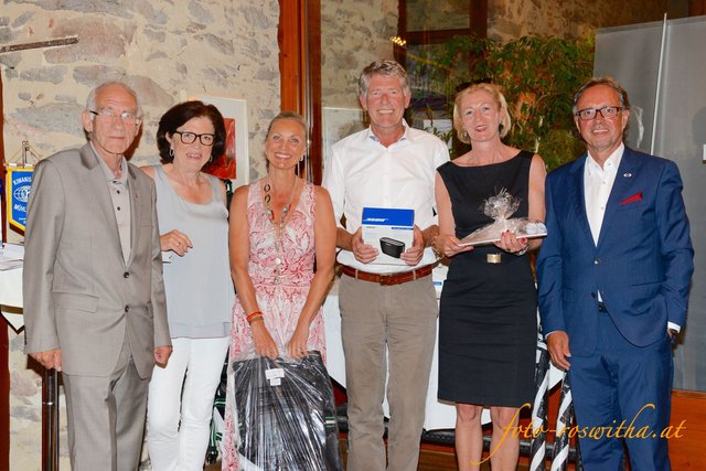 Ein Schnappschuss von der Siegerehrung mit  Präsident Leo Pochlatko, Golfclub-Vizepräs. Christine Hödlmayr und Turnierveranwortlicher Helmut Gammer. | Foto: foto-roswitha.at