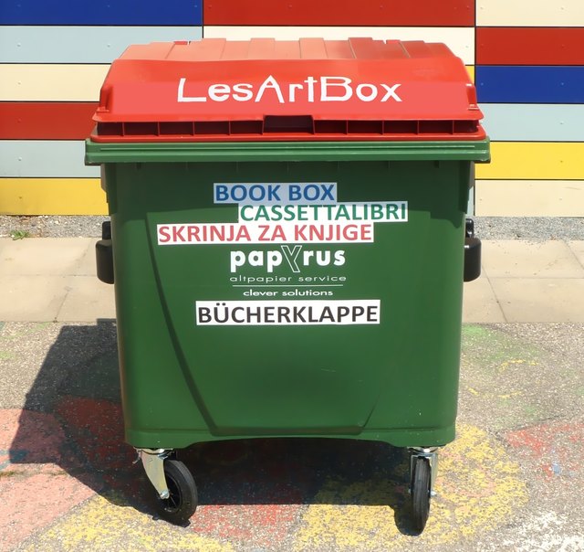 Freut sich im Schulhof der Volksschule Lind ob Velden auf Bücherspenden für die LesArtBox: BÜCHERKLAPPE, SKRINJA ZA KNJIGE, CASSETTALIBRI, BOOK BOX
